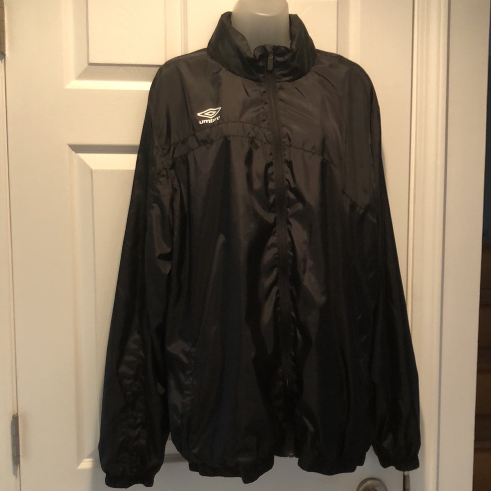 Umbro Mens XL Waterproof Windbreaker Full Zip Tuck Away Hood Black 2 Zip pockets